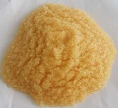 軟化樹(shù)脂是專用于軟化硬水的一種專用樹(shù)脂，通過(guò)離子交換技術(shù)，使水的硬度小于50 mg/L(CaCO3)。離子交換是一種特殊的動(dòng)態(tài)吸附過(guò)程，一般是由不溶于水的離子交換劑在電解質(zhì)溶液中進(jìn)行，這種離子交換劑即為離子交換樹(shù)脂。